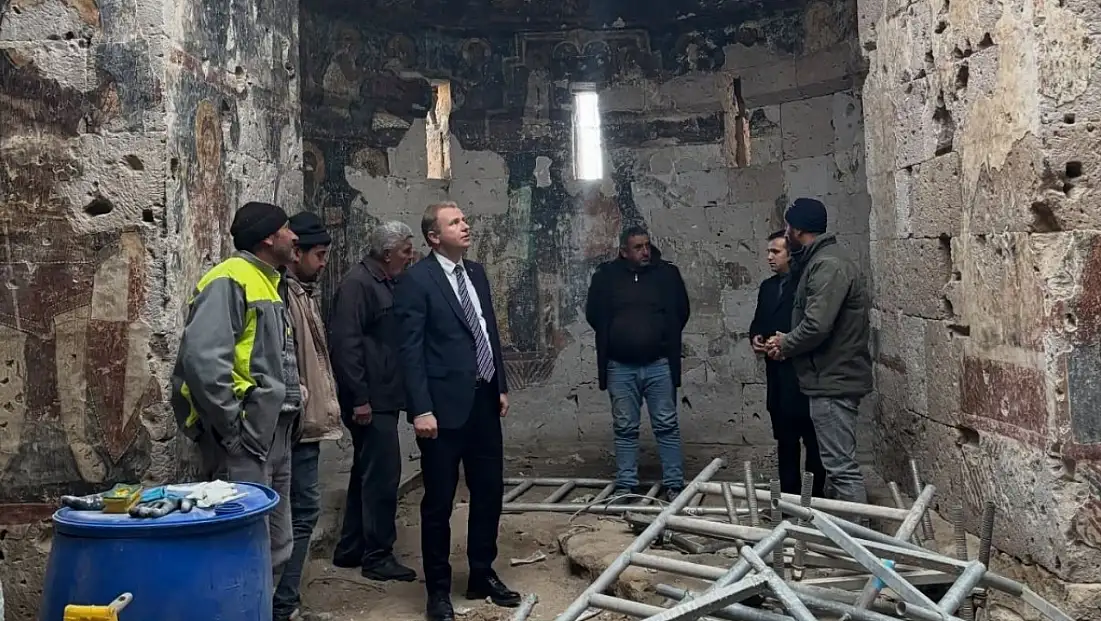 Kayseri’nin ‘şanslı’ Kaymakamı bin 700 yıllık kiliseyi inceledi!