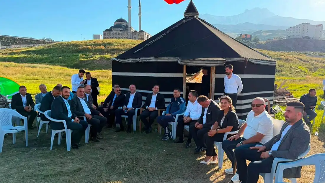 Kayseri'nin zirvesinde dikkat çeken buluşma! Ülkücüler bir araya geldi