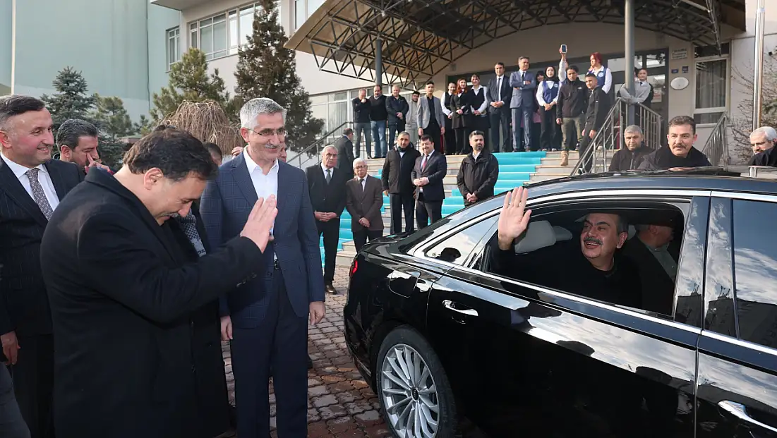 Kayseri protokolü Bakan’ı uğurladı!
