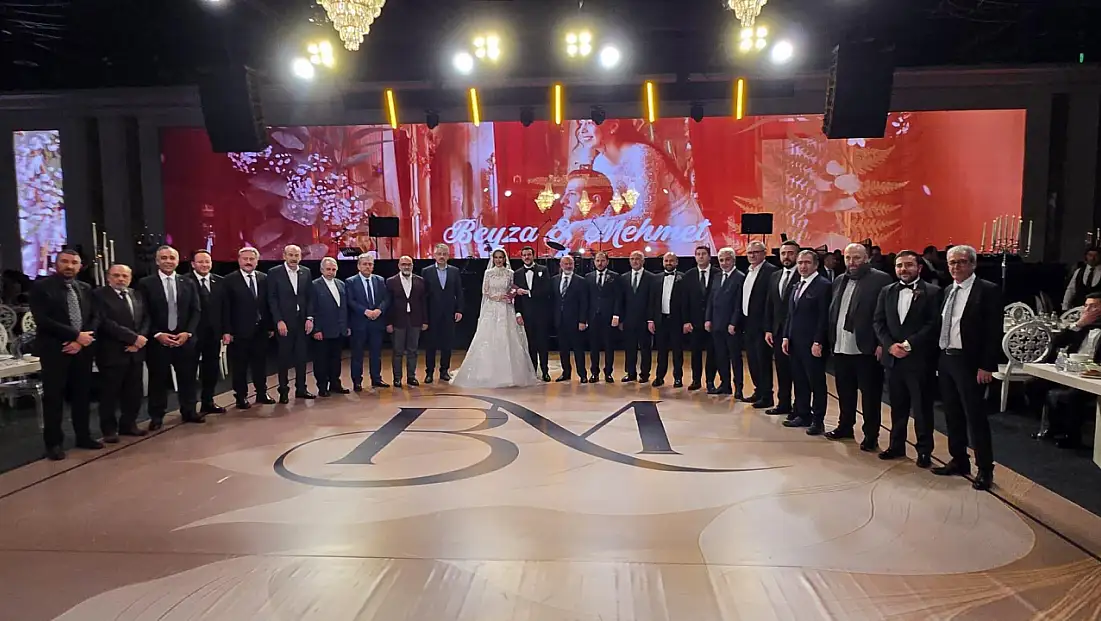 Kayseri'de iş dünyası ve siyasetçiler bu düğünde bir araya geldi! Başkanın yeğeni evlendi