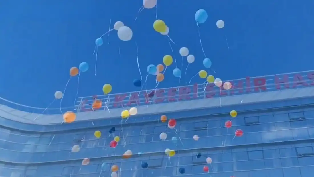 Kayseri Şehir Hastanesi’nde anlamlı etkinlik! Bakın ne için balon bırakıldı?