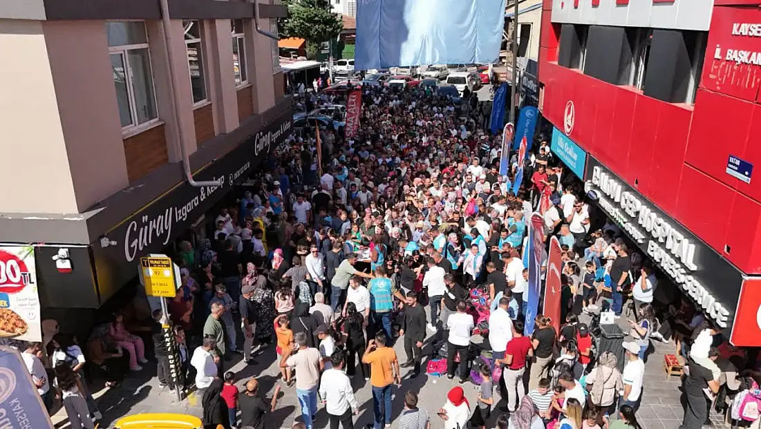 Kayseri Ülkü Ocakları önünde dikkat çeken kalabalık! İşte nedeni