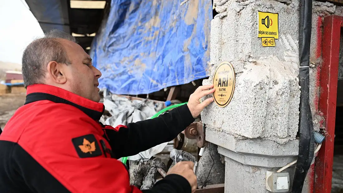 Kayseri’ye bir işletme daha! Rozetini müdür takdim etti