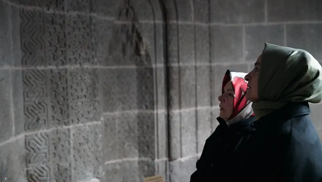 Kayseri'ye gelen eski Bakan sessiz sedasız bakın nereyi ziyaret etmiş?