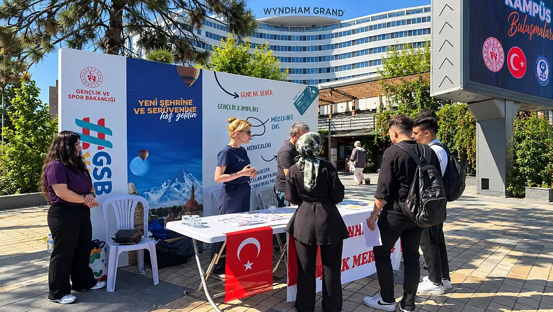 Kayseri’ye üniversite için gelen öğrencileri bu stantlar karşılıyor