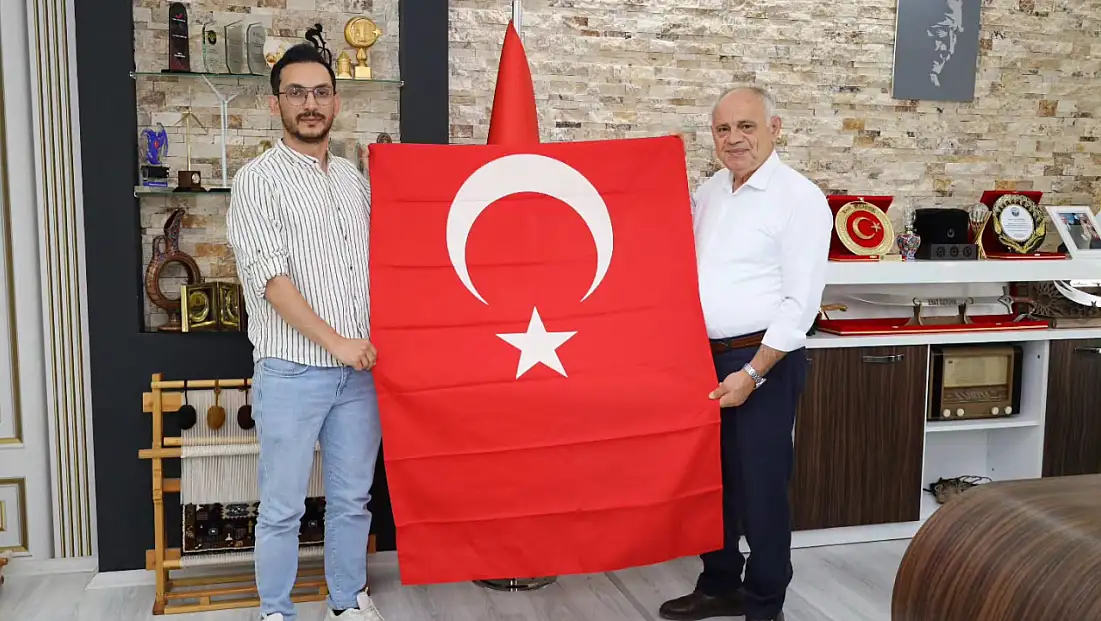 Kayserili dağcı Avrupa'nın zirvesine Türk bayrağını taşıdı
