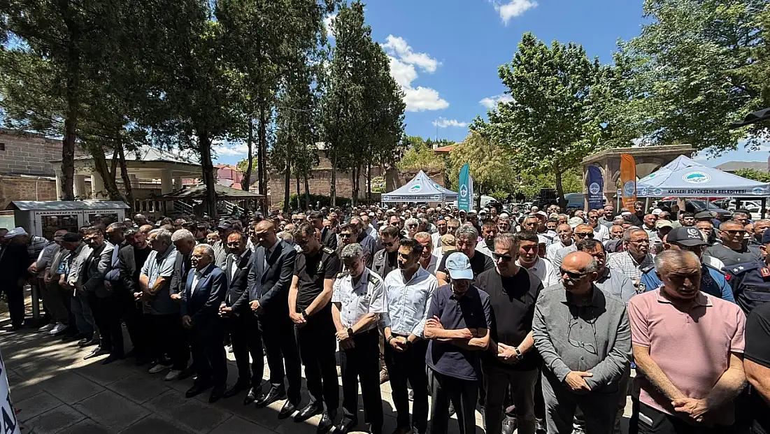 Kayserili eski Bakanın eşi toprağa verildi!