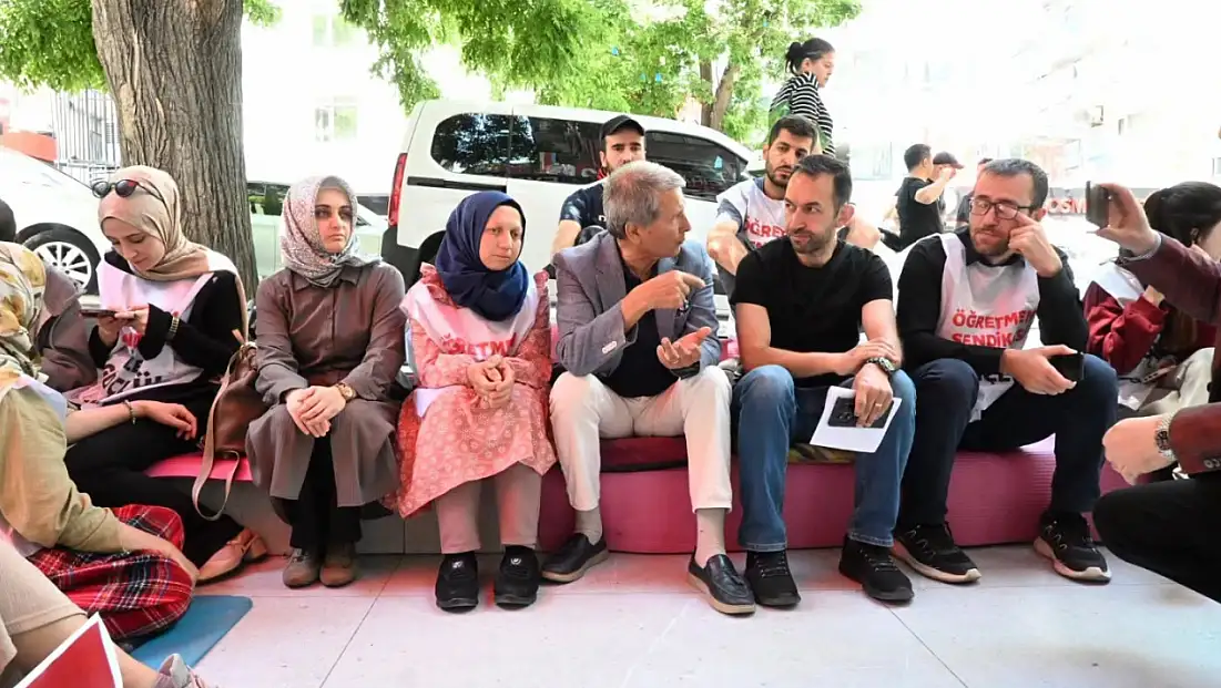 Kayserili Genel Başkandan açlık grevindeki öğretmenlere destek!