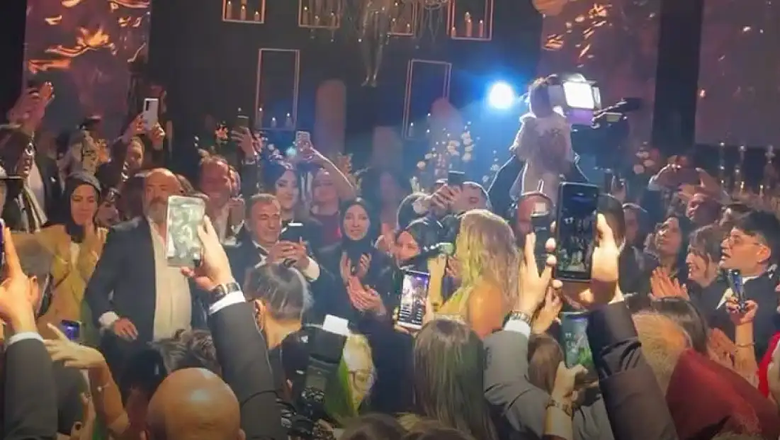 Kayserili iş insanı evlendi! Ünlü şarkıcı düğünde sahne aldı