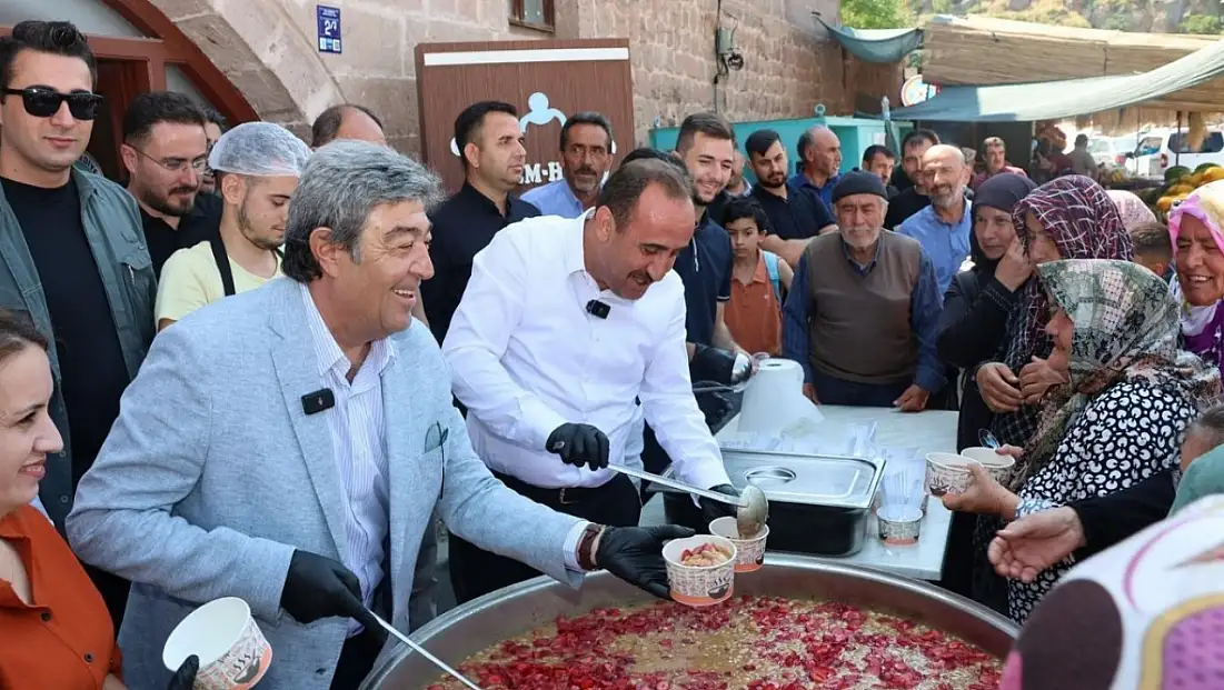 Kayserili vekil kazan başına geçti: Vatandaşlara aşure ikram etti