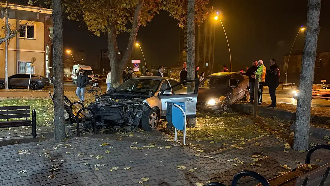 Kaza yapan araçlar cami bahçesine daldı