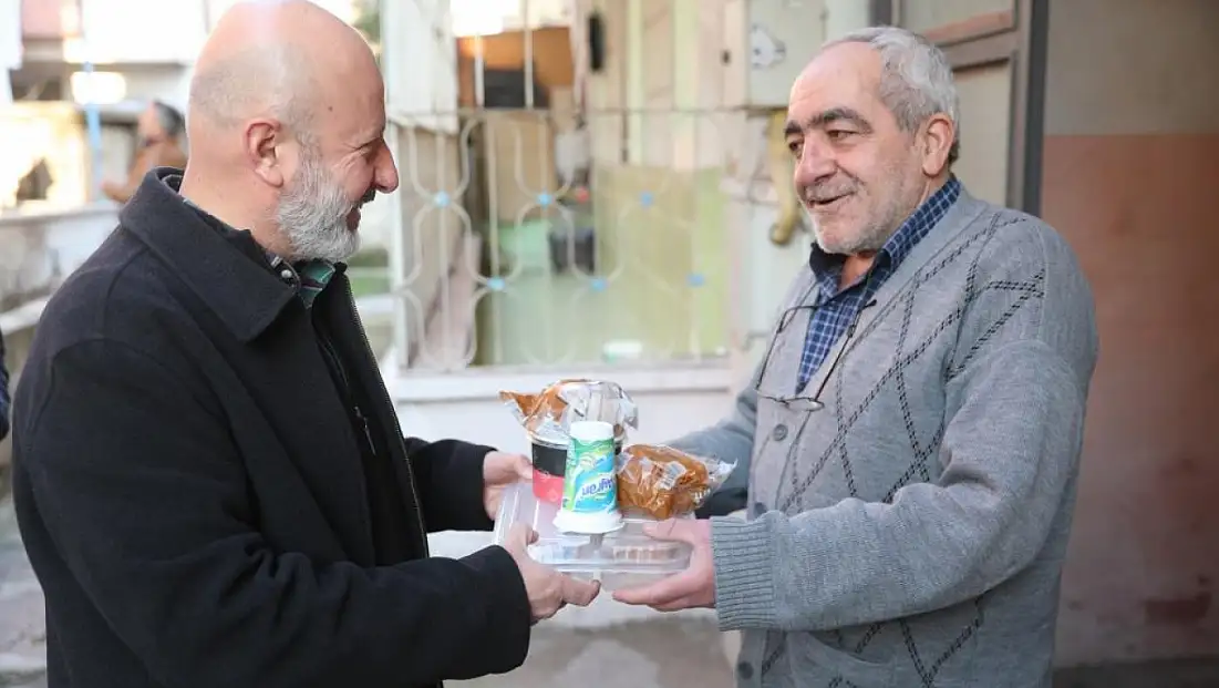 Kocasinan’da her gün yüzlerce kapıya sıcak yemek ulaşıyor