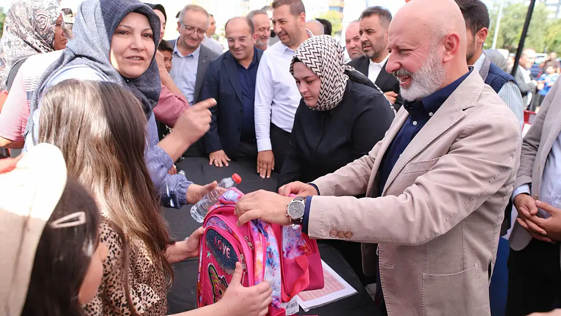 Kocasinan’da öğrencilerin yüzü kırtasiye desteğiyle güldü