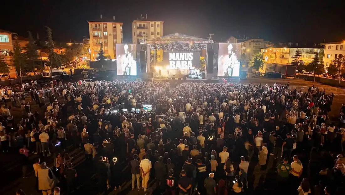 Konser alanı doldu taştı! Ünlü şarkıcı Kayseri'de sevenleriyle buluştu