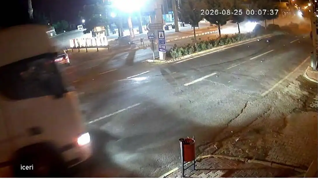 Karşı şeride geçen otomobil kazadan son anda kurtuldu