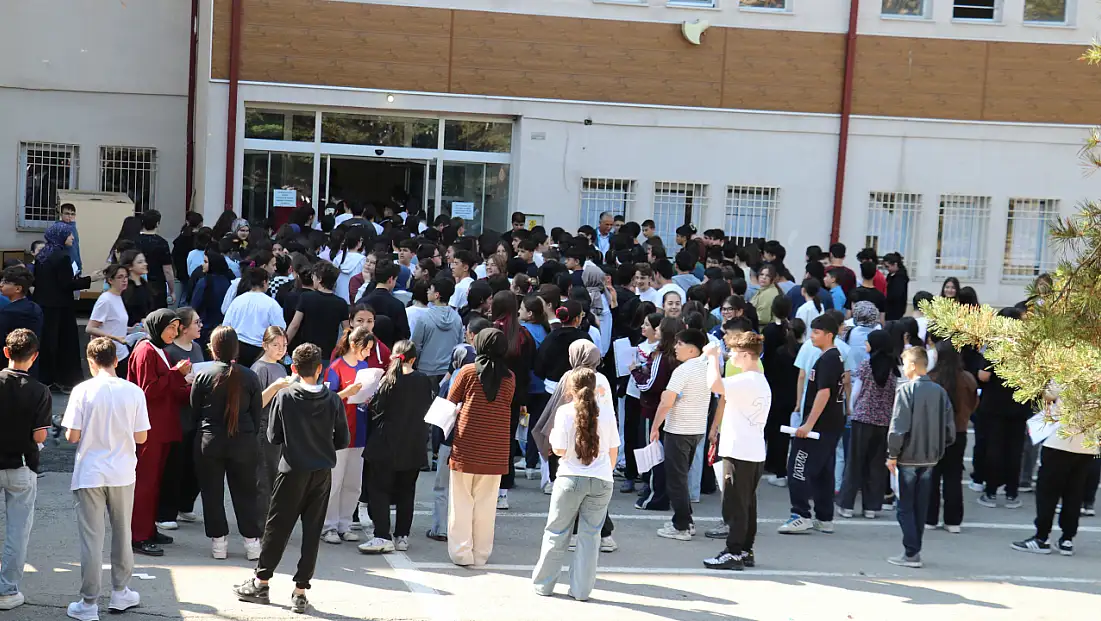 LGS heyecanı başladı: Öğrenciler sınavda!