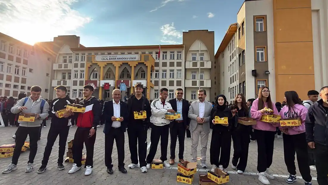 Liseliler arkadaşlarını böyle karşıladı