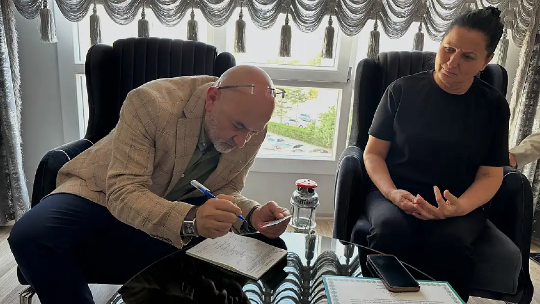 AK Parti Milletvekili Kayseri'de ev  ev dolaşıp, kendi elleriyle form doldurdu