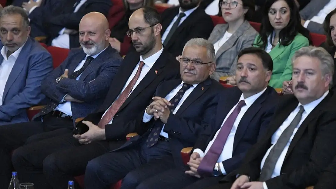 Başkan Büyükkılıç kürsüye çıkarken gördü ve 'Şunu alın' talimatı verdi! O an bunu kimse beklemiyordu, bakın sonra ne oldu?