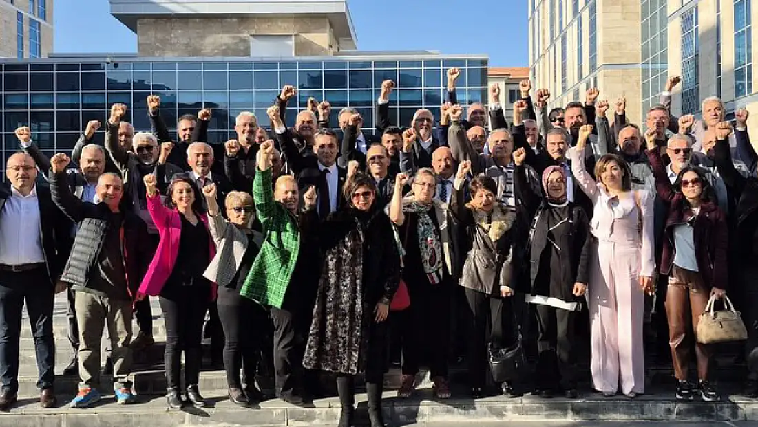 İYİ Parti'nin yeni yönetiminden yumruklu poz!