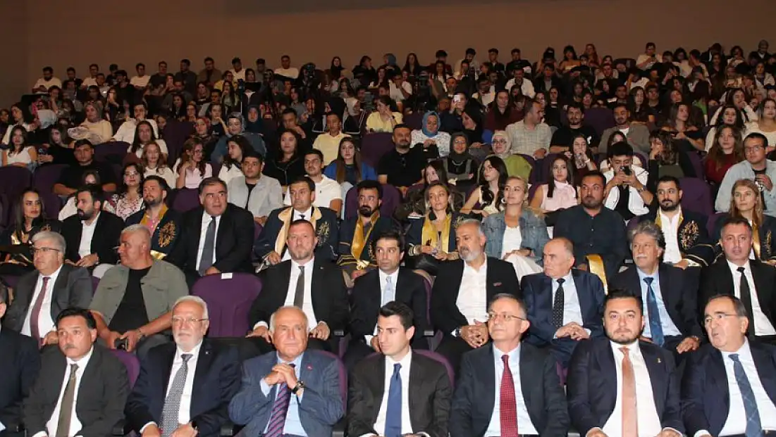 Kayseri bu olayı konuşuyor!  Üniversitede görevli akademisyen, Cemil Çiçek'leri karıştırınca 'torpil  talebi' içeren mesajı ifşa oldu!