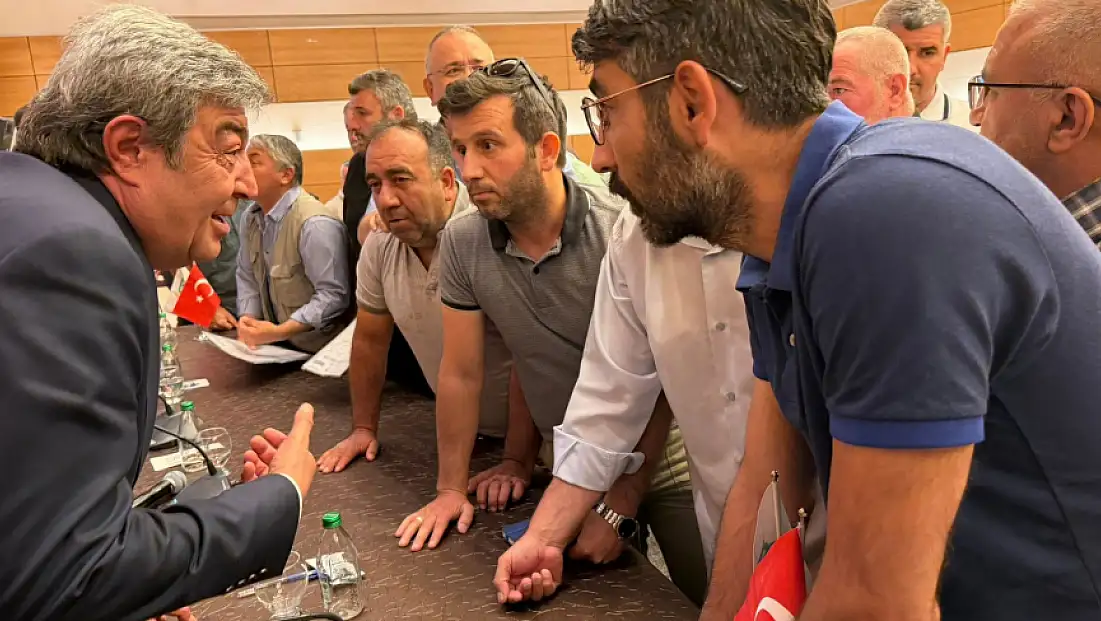 Kayseri'de AK Partili vekilin etrafını sardılar