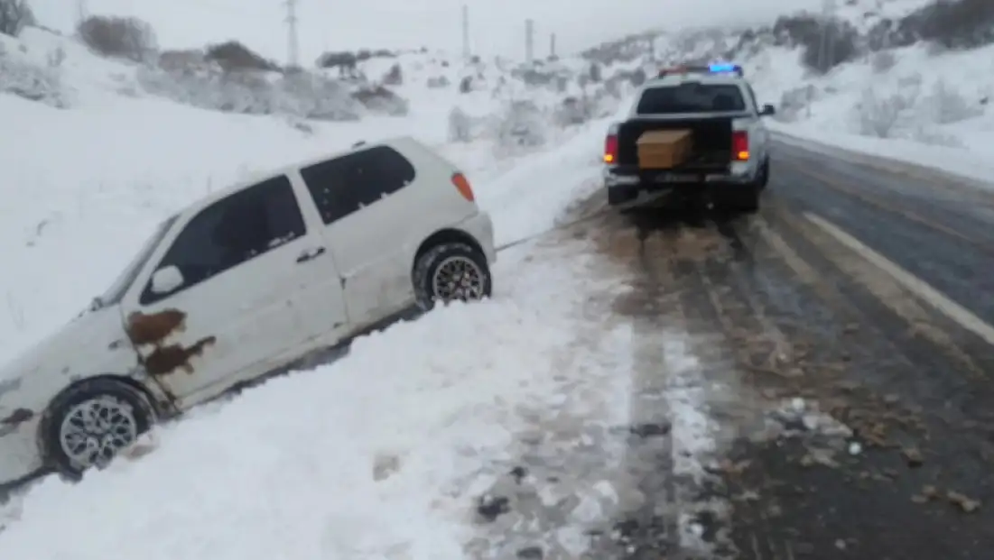 Kayseri'de ekiplerin tabut yüklü araçla kurtarma çalışması dikkat çekti