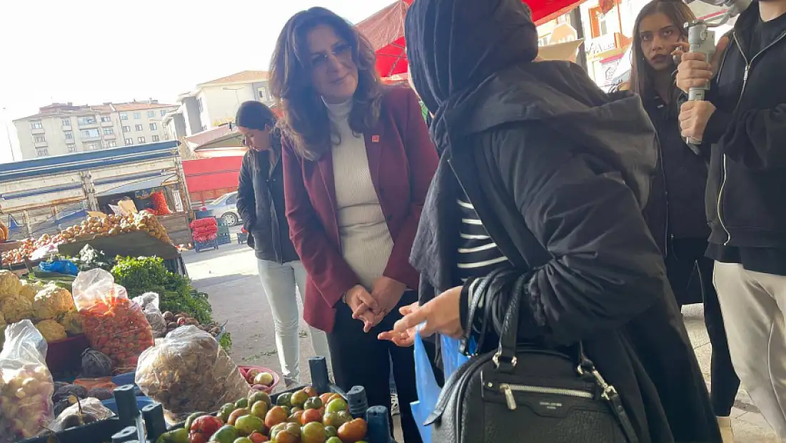Kayseri'de pazarda vatandaş böyle dert yandı: Eşim emekli öğretmen, oğlum bize yardım ediyor! Limon alacağım, alamıyorum