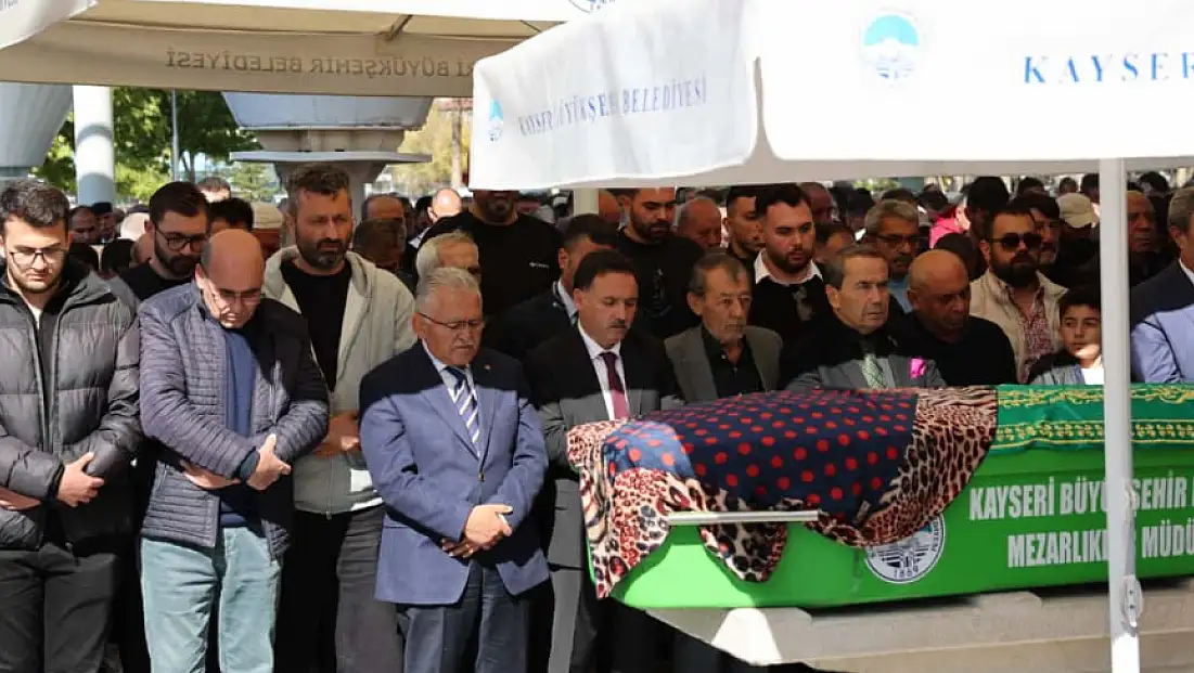 Kayserili iş adamı eşini son yolculuğuna uğurladı