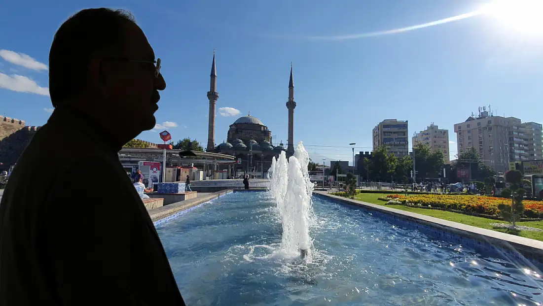 Özhaseki yeni imajıyla dikkat çekti! Belki ilk defa böyle göreceksiniz