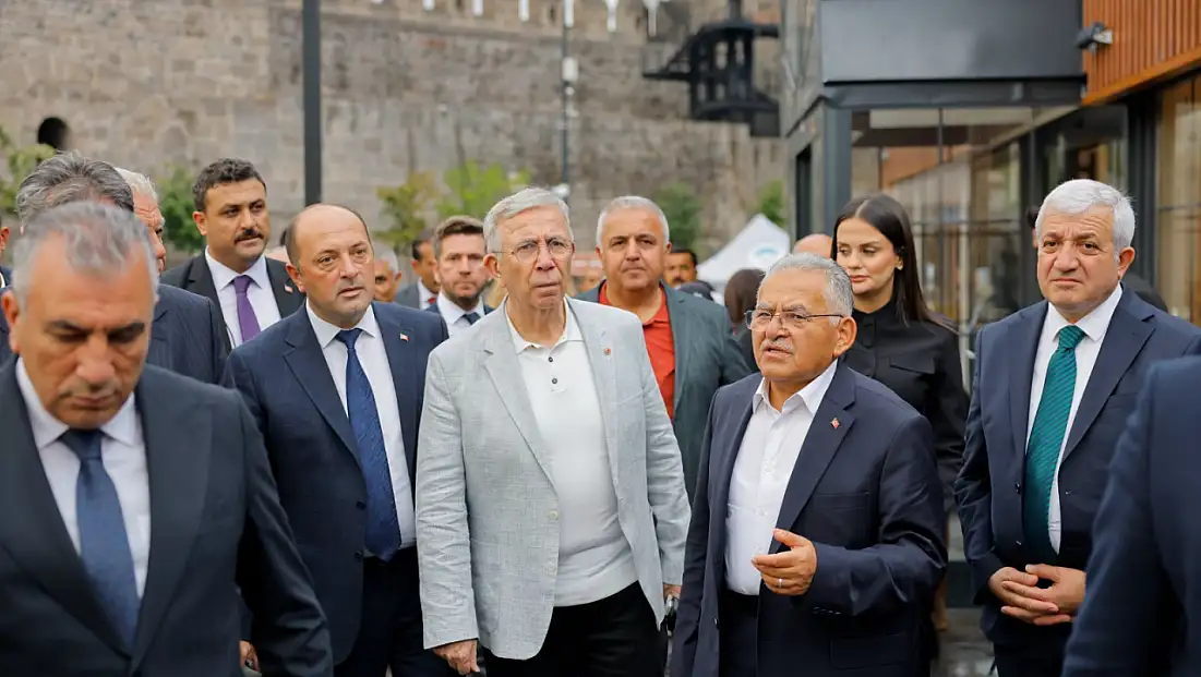Mansur Yavaş Kayseri’nin tarihi ve kültürel yerlerini gezdi!
