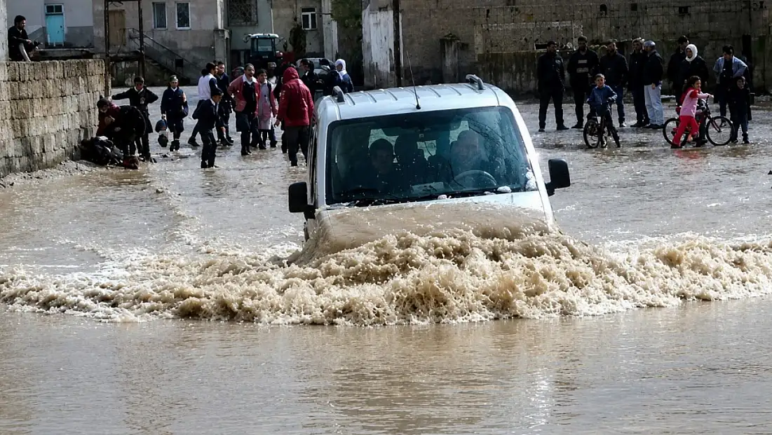 Meteoroloji uyardı: Sel, yıldırım ve doluya dikkat!