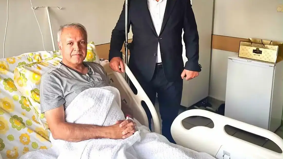 MHP'li Başkan Profesörü unutmadı! Hastanede ziyaret etti