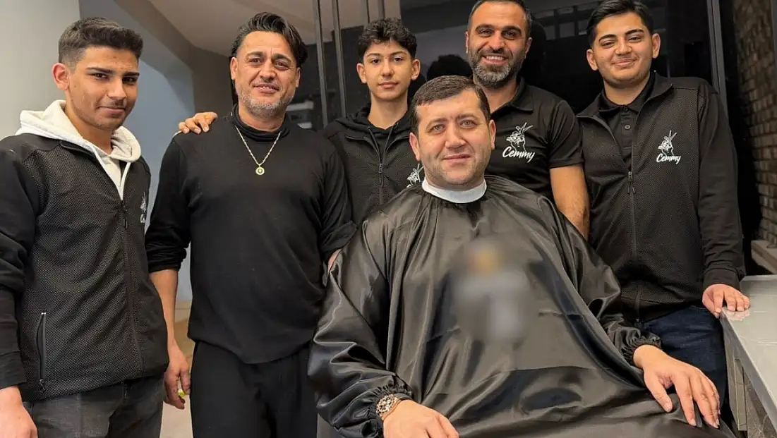 MHP’li Vekilin berber önlüğünde dikkat çeken detay!