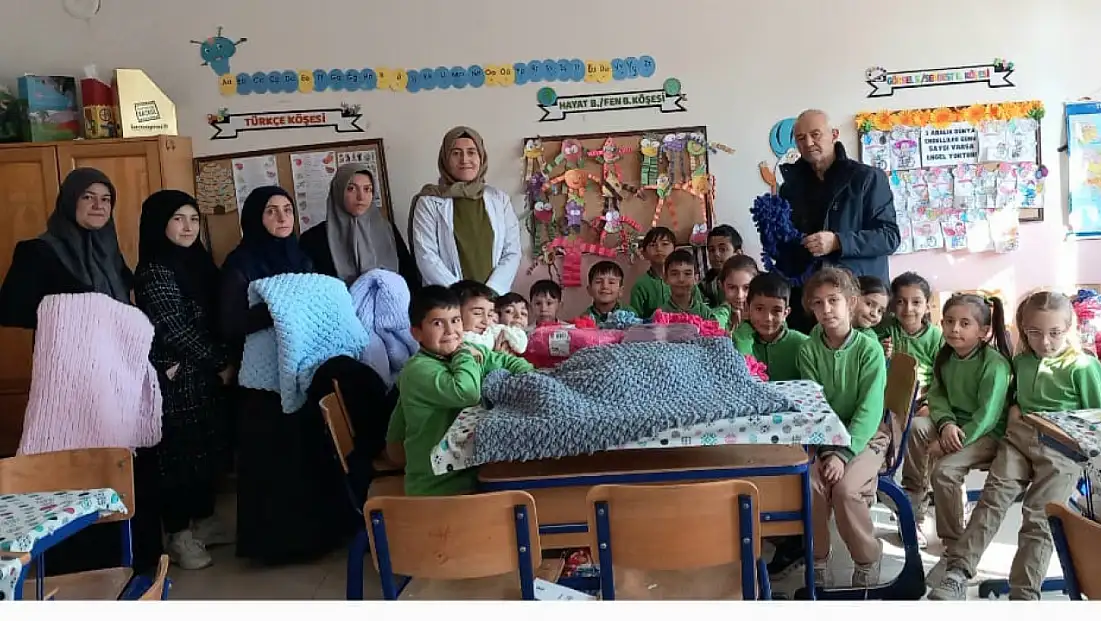 Minik ellerin ördüğü atkılar hastaların yüreğini ısıttı