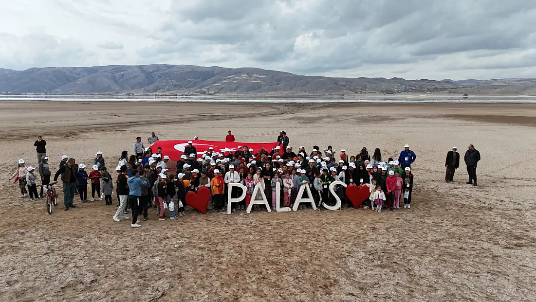 Öğrenciler ve vatandaşlar bayraklarla pedal çevirdi