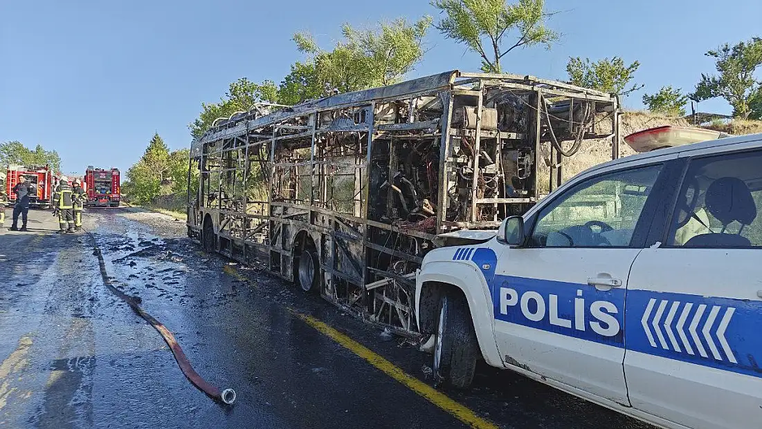 Otobüs alev alev yandı, küle döndü!