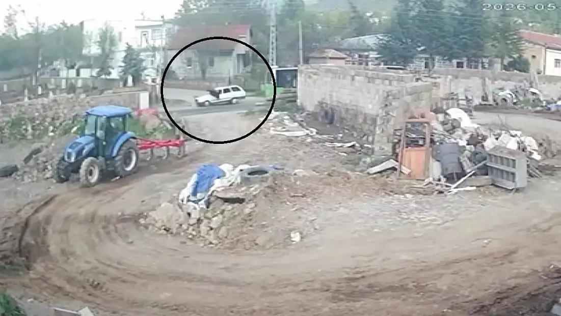 Hacılar’da otobüsten inip yola atlayan gence otomobil çarptı!