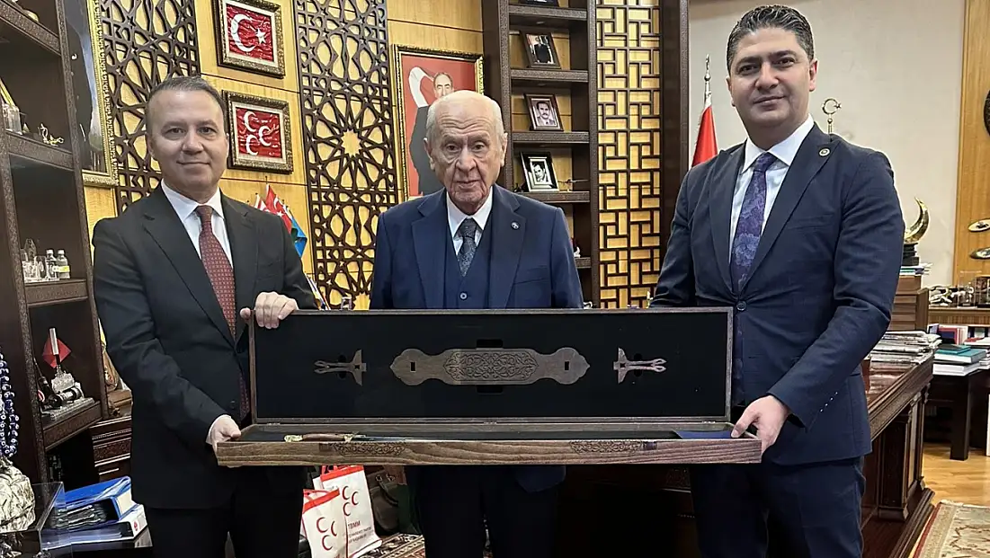 Özdemir ve Çiçek'ten Lider Bahçeli’ye dikkat çeken hediye!