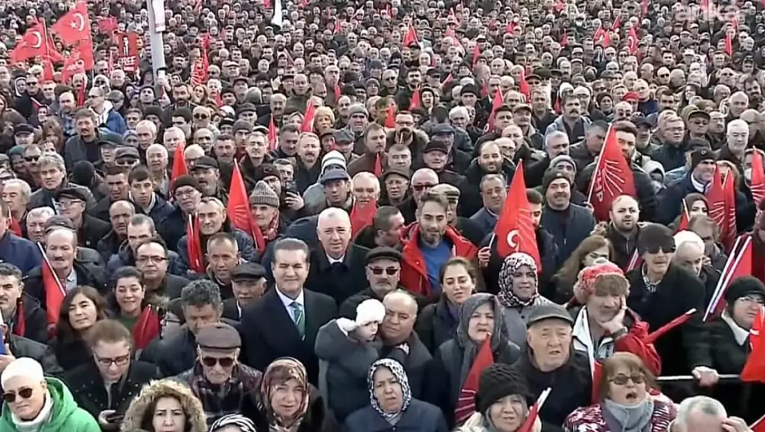 Özgür Özel’in Kayseri mitinginde kalabalık içinde bakın kim yer aldı?