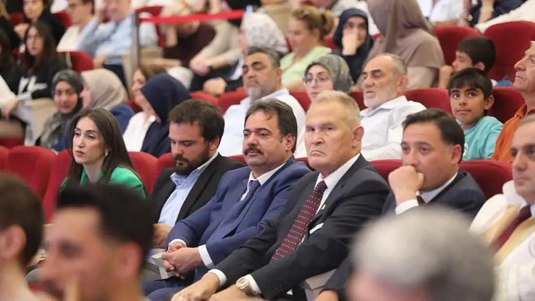 'Rektör uyardı, ben yaptım'! Süleyman Çetinsaya’dan poster itirafı
