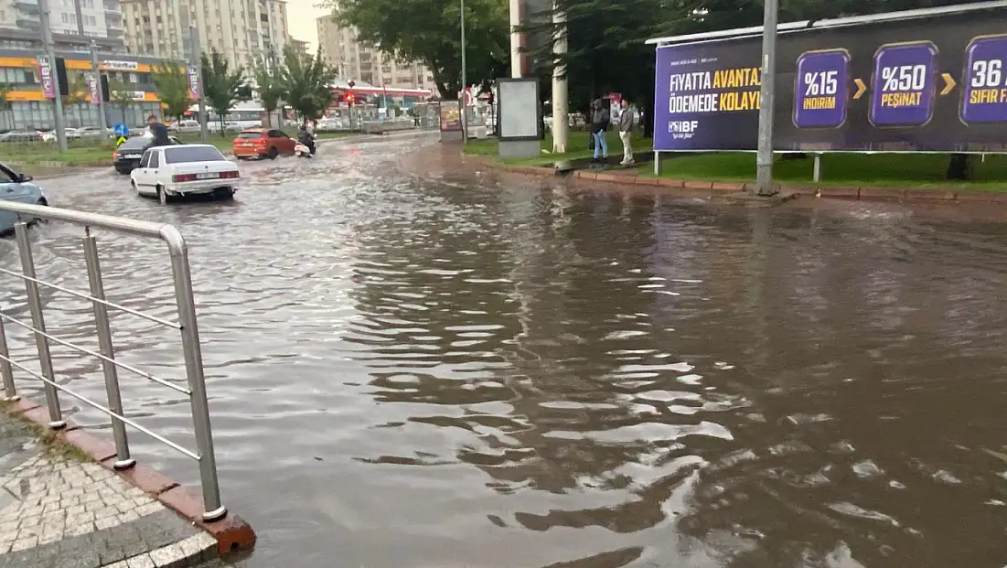 Sağanak Kayseri’yi vurdu: Araçlar ilerlemekte zorlandı