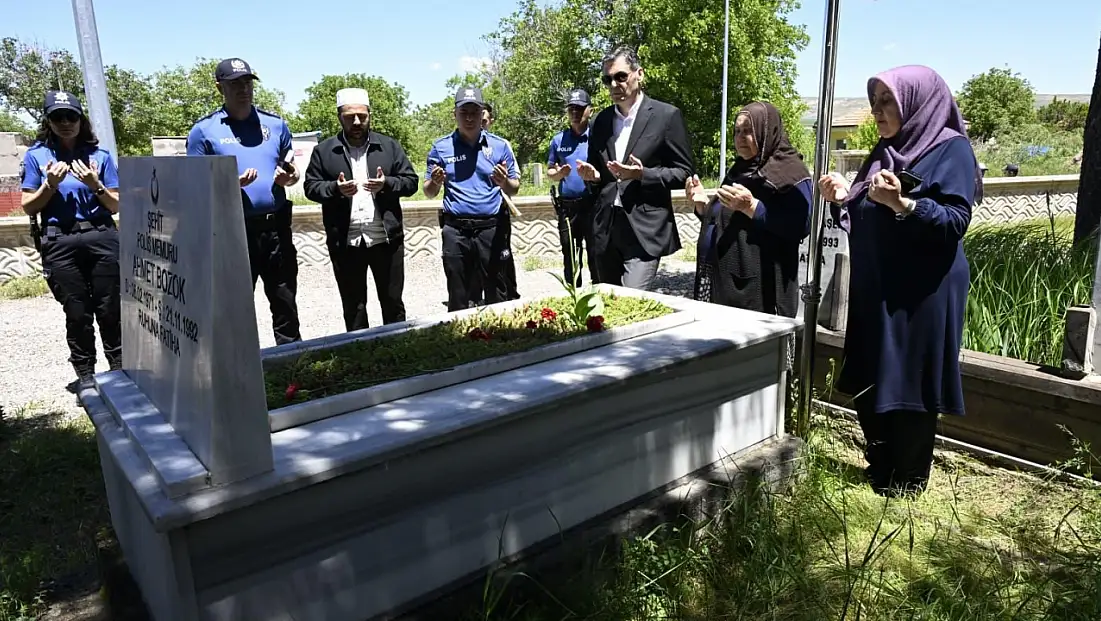 Şehit polis kabri başında dualarla anıldı