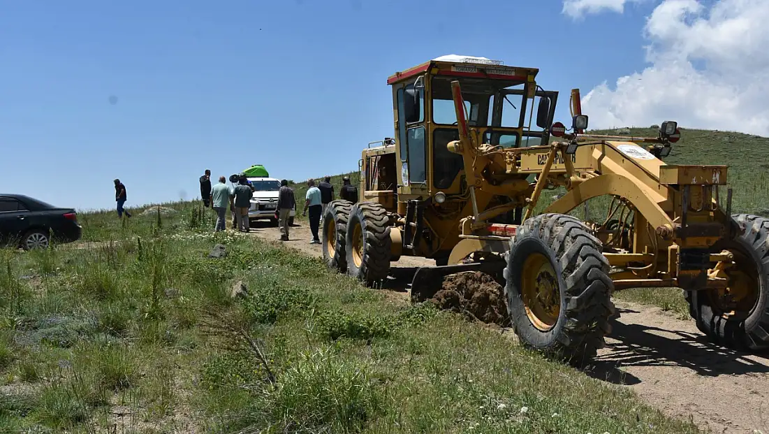 Sel vurdu! Kayseri'de yol ulaşıma kapandı