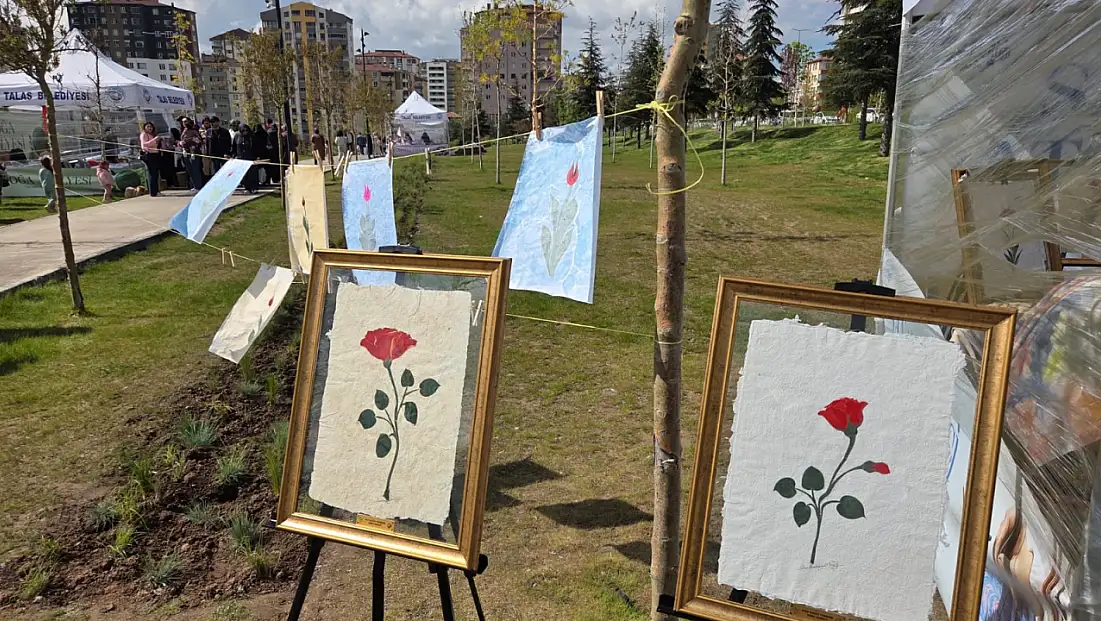 Talas Çiçek Şenliği'nde ebru sanatının teknikleri konuşuldu