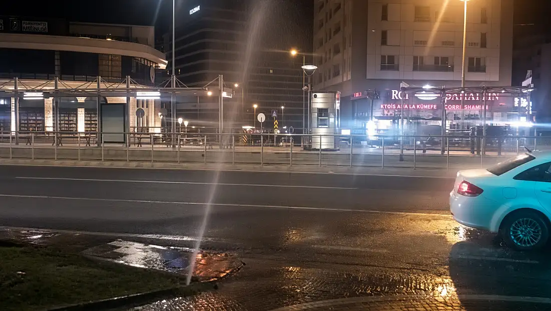 Talas’ta sulama sistemi kontrolden çıktı: Tazyikli su yola vurdu