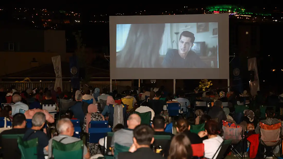 Talas’ta yıldızların altında duygulandıran gece: Eren Bülbül’ün hikâyesi izlendi!