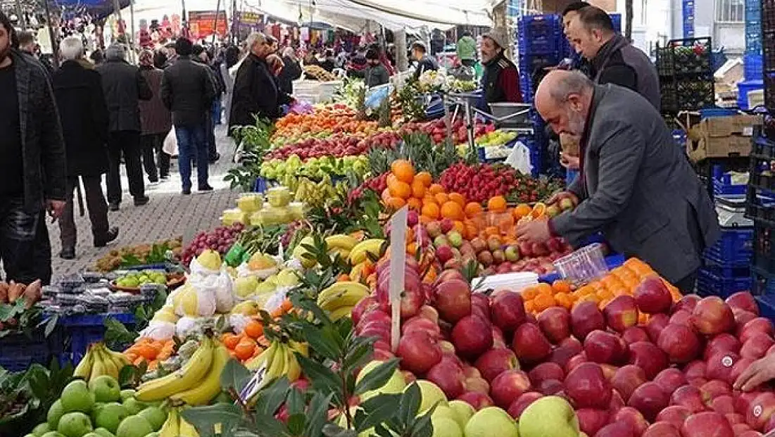 Taze çeşit çeşit meyve ve sebzeler bu pazarda (16 Mayıs 2026)