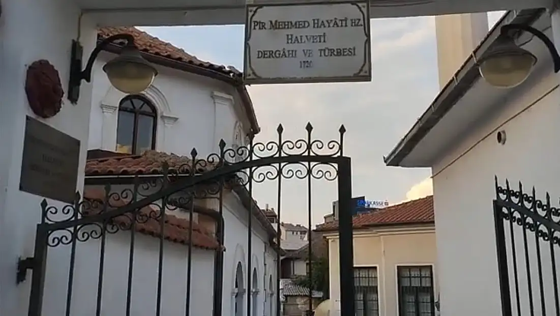 Tekke ziyareti yapan Kayseri eski Milletvekilinden siyaset çıkışı: Herkes maskeyle geziyor!