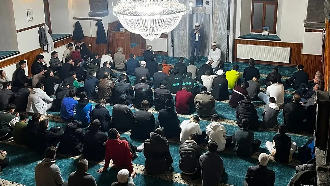 Tomarza'da gençler camide buluştu!